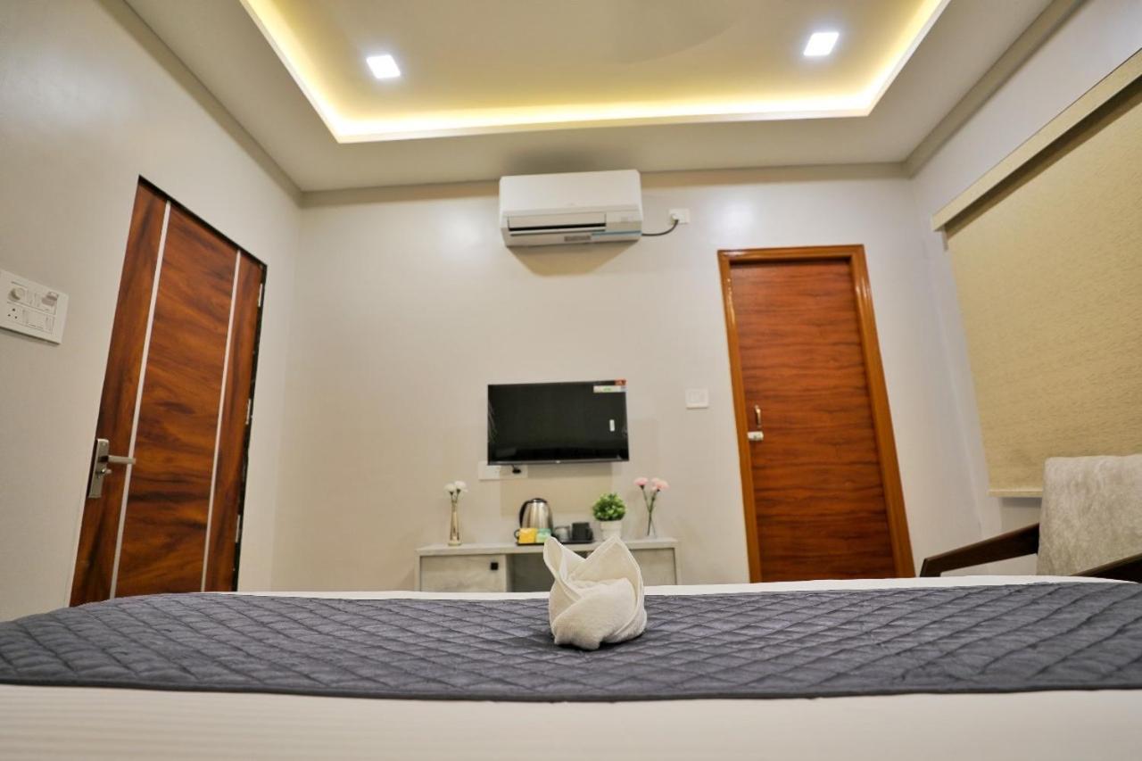 Hotel Ceasta, Beside Us Consulate Hyderabad, Gachibowli Gundipet Ngoại thất bức ảnh