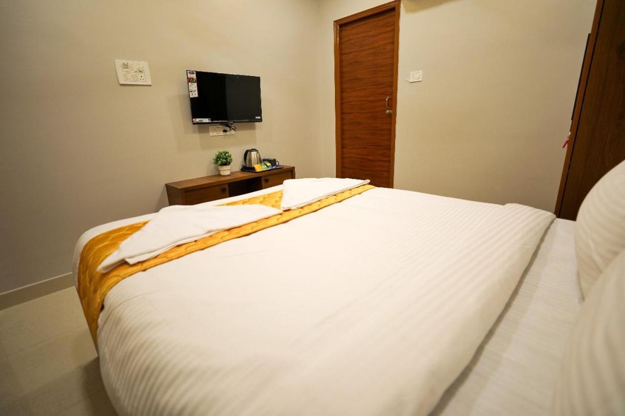 Hotel Ceasta, Beside Us Consulate Hyderabad, Gachibowli Gundipet Ngoại thất bức ảnh