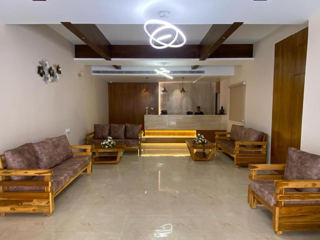 Hotel Ceasta, Beside Us Consulate Hyderabad, Gachibowli Gundipet Ngoại thất bức ảnh