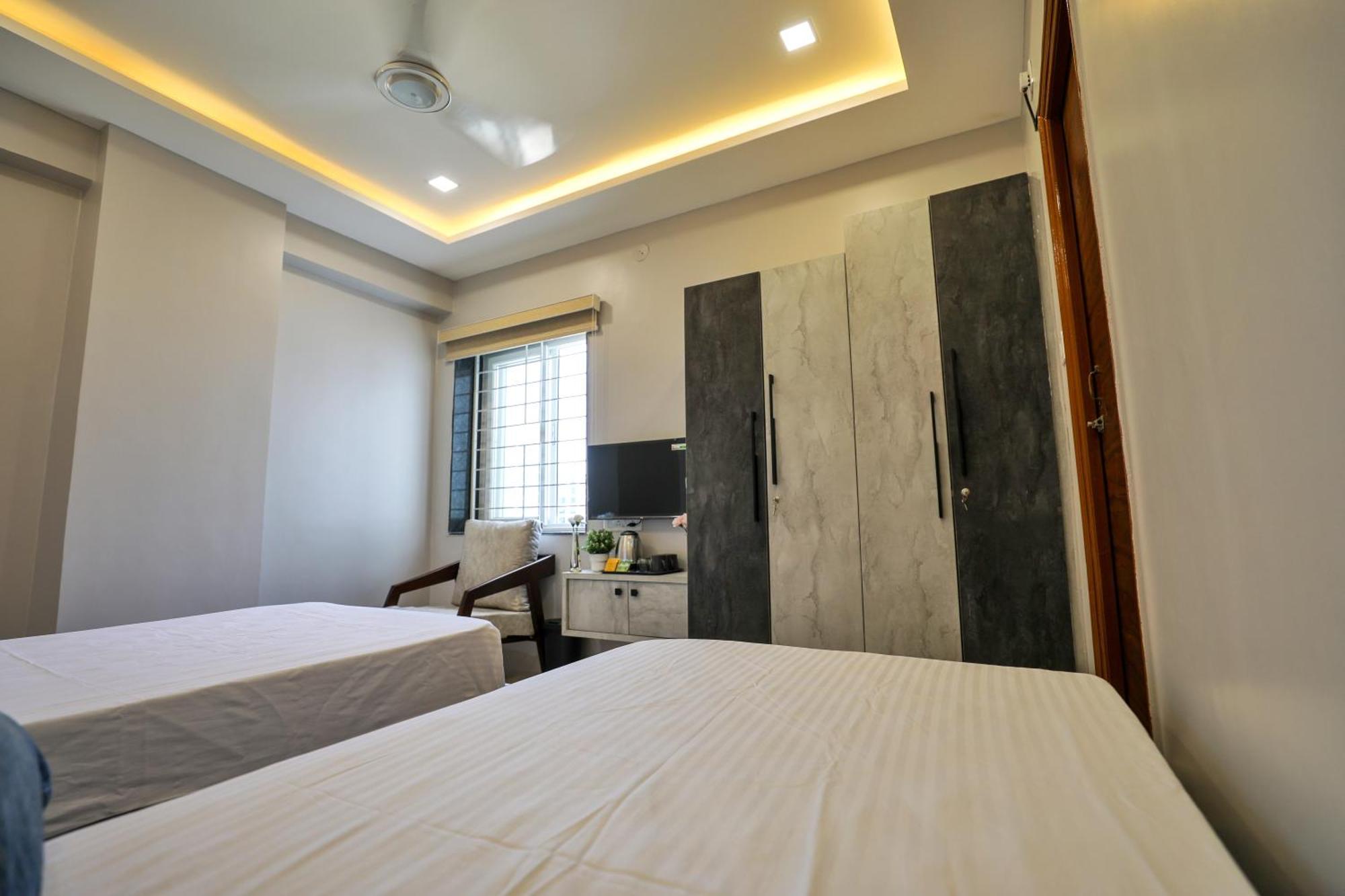 Hotel Ceasta, Beside Us Consulate Hyderabad, Gachibowli Gundipet Ngoại thất bức ảnh
